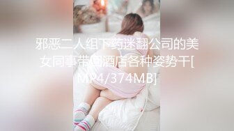 最新全镜偷窥红衣漂亮美女嘘嘘