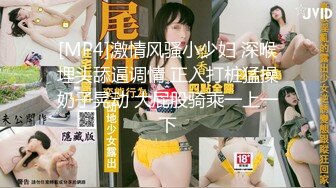 粉嫩美女和闺蜜极品美臀假屌互插，跪在地上特写，越玩越来劲，两个妹子太骚了